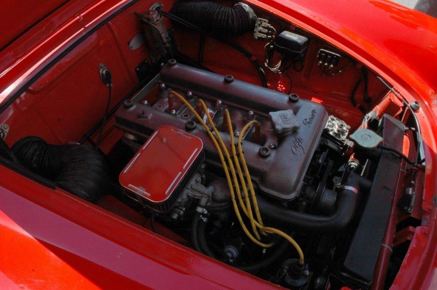 Моторный отсек Alfa Romeo Giulietta Spider 1961 года  (фото 9 из 36)